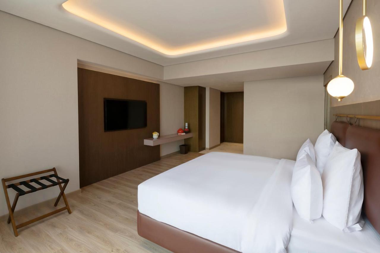 Movenpick Jumeirah Village Triangle دبي المظهر الخارجي الصورة A bedroom at the hotel