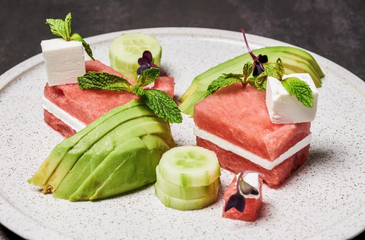 Movenpick Jumeirah Village Triangle دبي المظهر الخارجي الصورة Watermelon and avocado salad