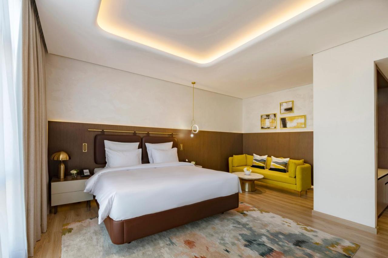 Movenpick Jumeirah Village Triangle دبي المظهر الخارجي الصورة A bedroom at the hotel