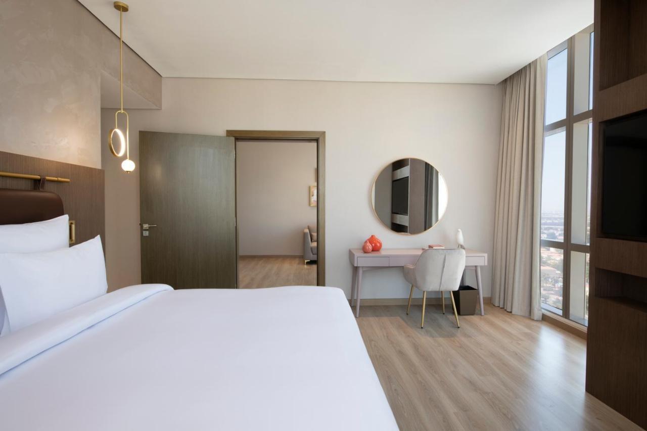 Movenpick Jumeirah Village Triangle دبي المظهر الخارجي الصورة A bedroom at the hotel