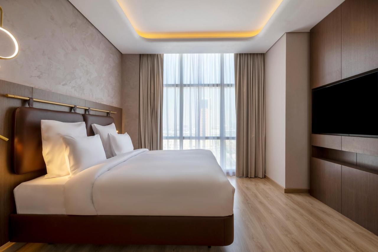 Movenpick Jumeirah Village Triangle دبي المظهر الخارجي الصورة A bedroom at the hotel