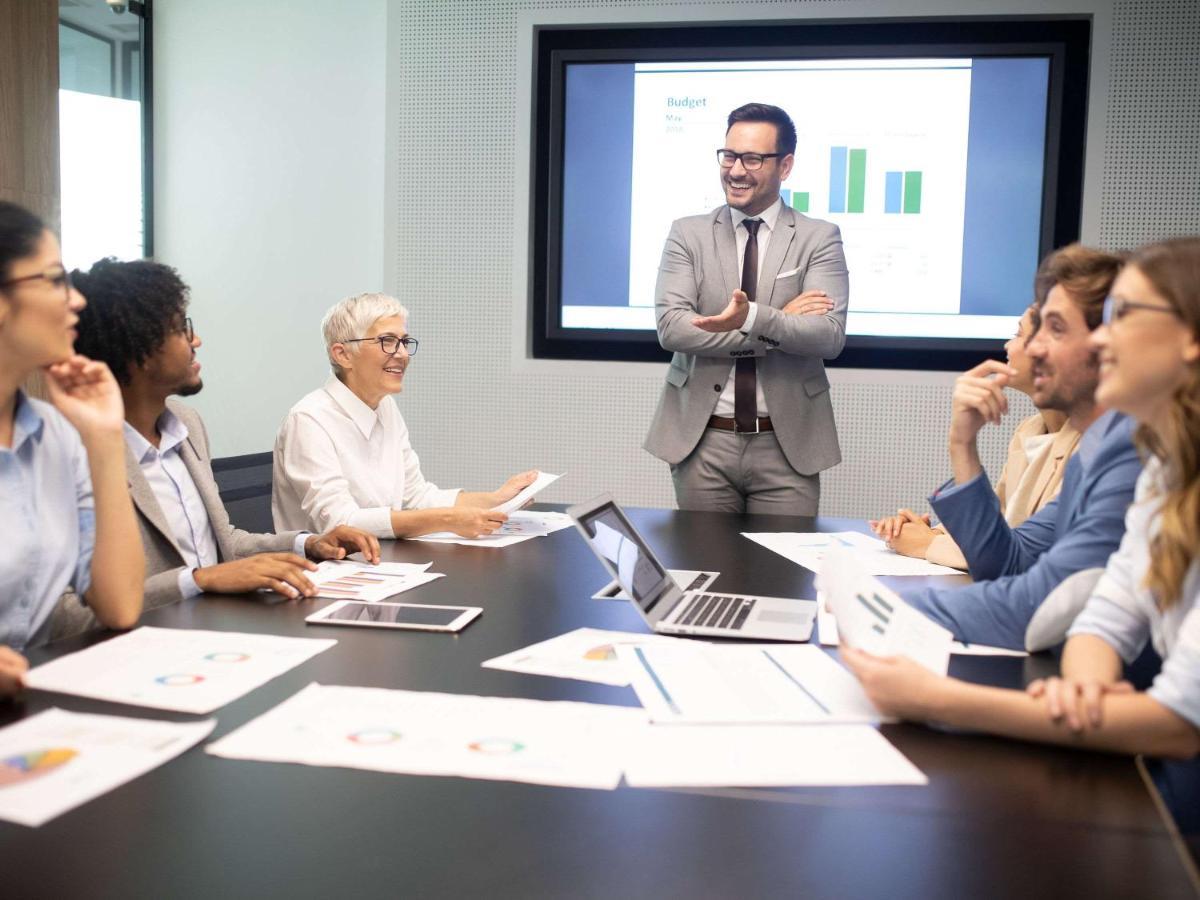 Movenpick Jumeirah Village Triangle دبي المظهر الخارجي الصورة A business meeting