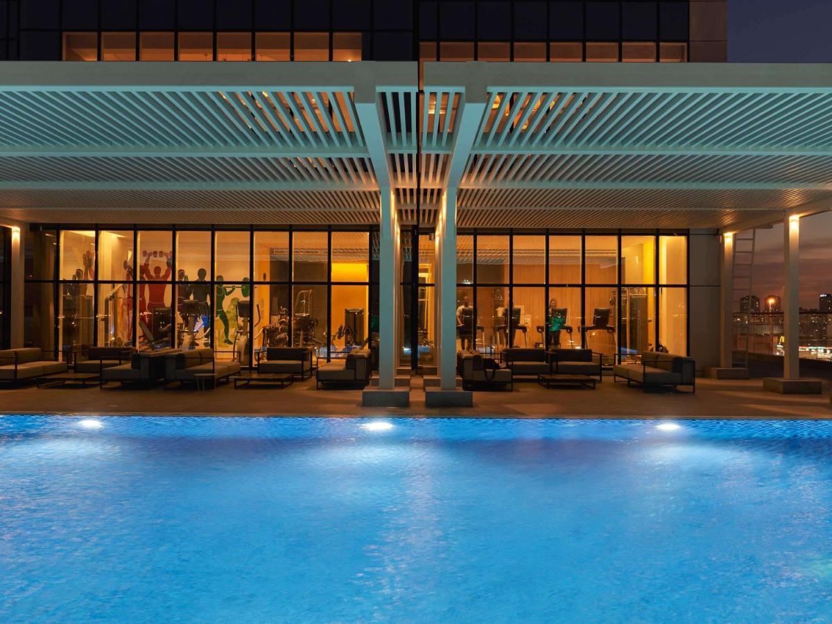 Movenpick Jumeirah Village Triangle دبي المظهر الخارجي الصورة The swimming pool at the hotel