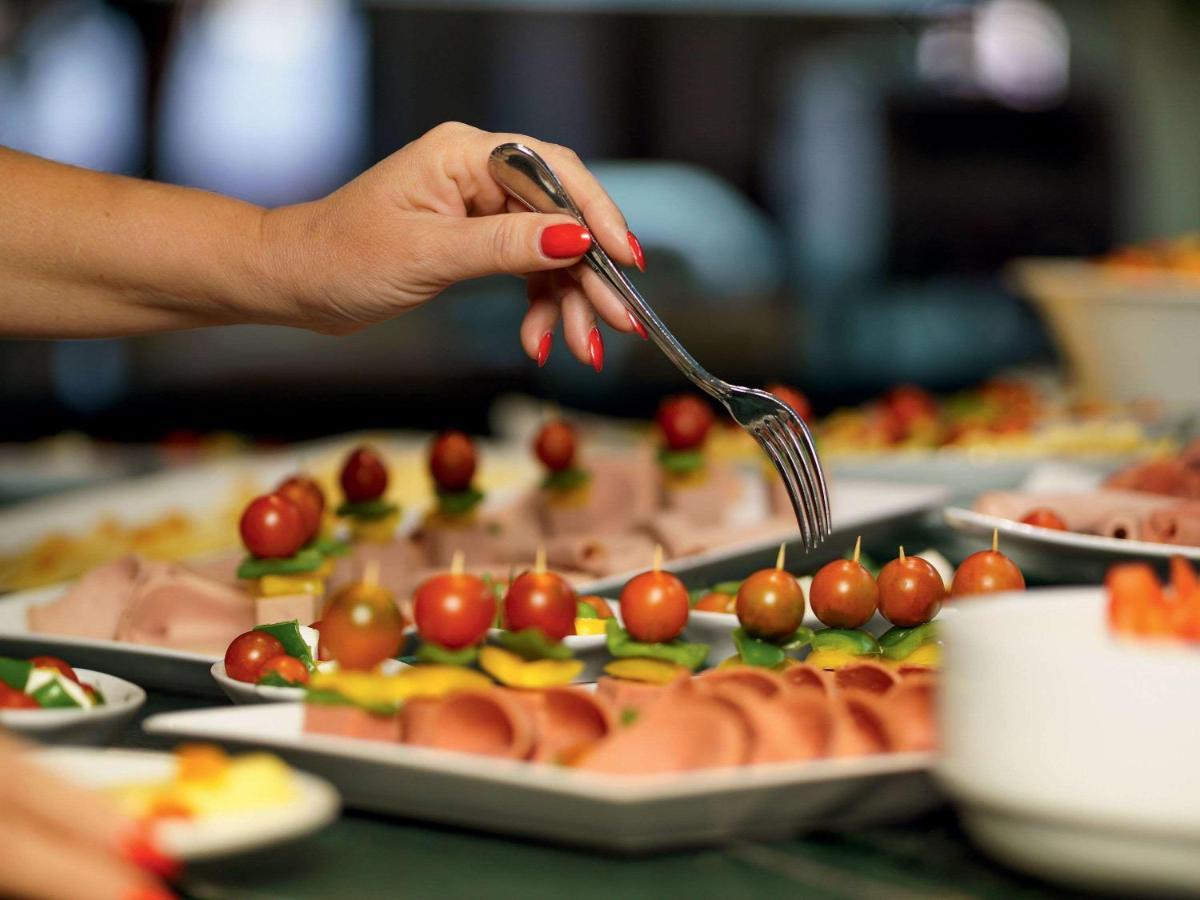 Movenpick Jumeirah Village Triangle دبي المظهر الخارجي الصورة A buffet