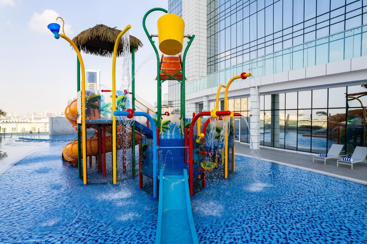 Movenpick Jumeirah Village Triangle دبي المظهر الخارجي الصورة A water park in Dubai