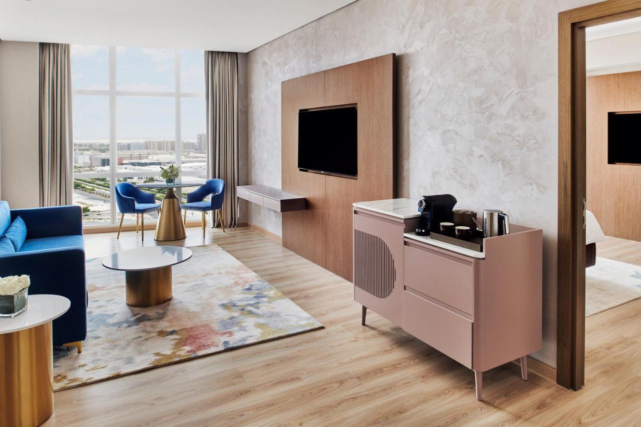 Movenpick Jumeirah Village Triangle دبي المظهر الخارجي الصورة A suite at the hotel