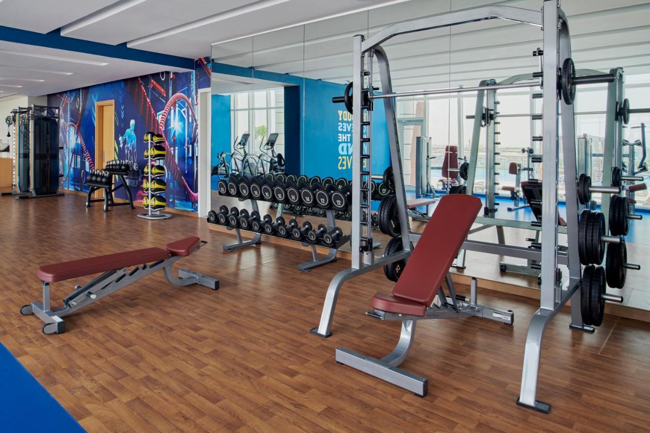 Movenpick Jumeirah Village Triangle دبي المظهر الخارجي الصورة A modern gym