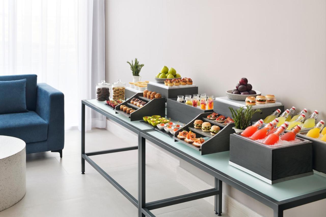 Movenpick Jumeirah Village Triangle دبي المظهر الخارجي الصورة A buffet table
