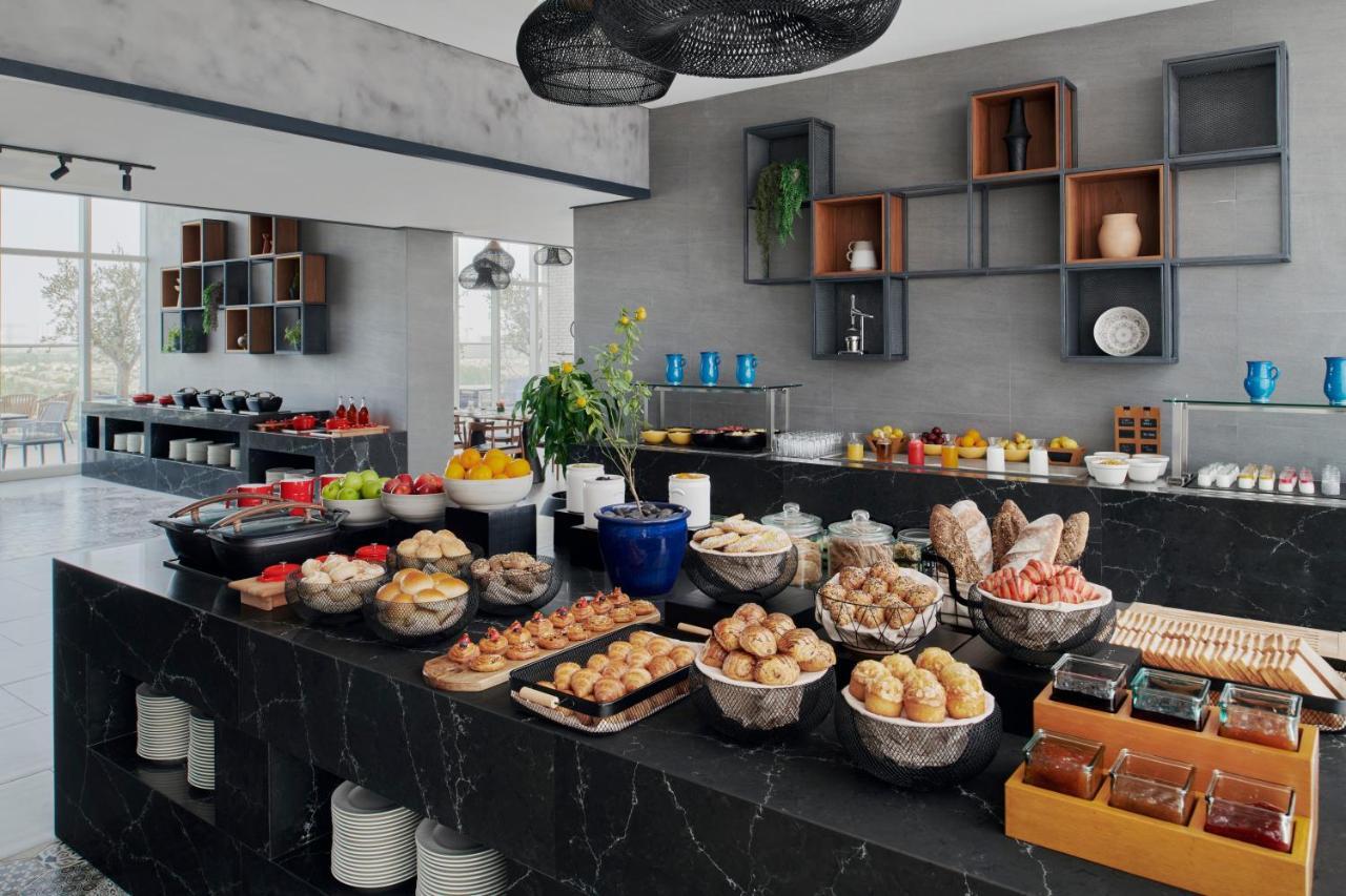 Movenpick Jumeirah Village Triangle دبي المظهر الخارجي الصورة A buffet at a hotel