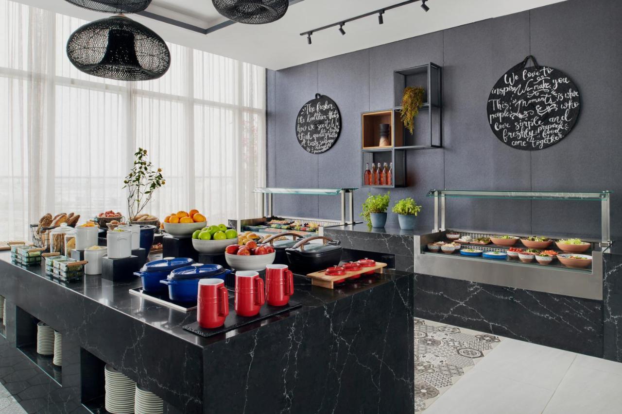 Movenpick Jumeirah Village Triangle دبي المظهر الخارجي الصورة A buffet at a hotel