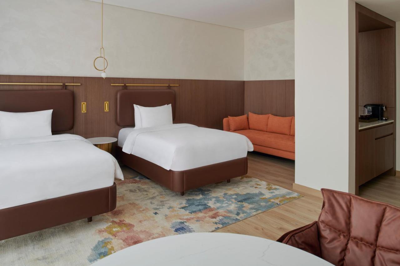 Movenpick Jumeirah Village Triangle دبي المظهر الخارجي الصورة A room at the hotel